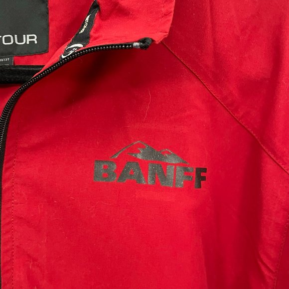 On Tour Men’s Short Sleeve Red Windshirt With Banff Logo Size Medium Brand New - Picture 8 of 11